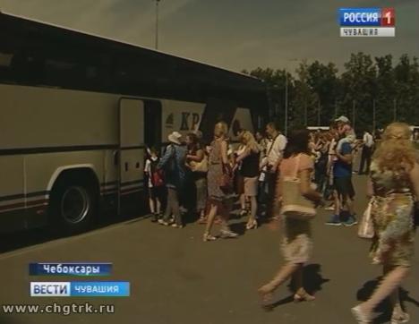 Сотрудники ГИБДД проверяют автобусы для перевозки детей Сотрудники ГИБДД проверяют автобусы для перевозки детей