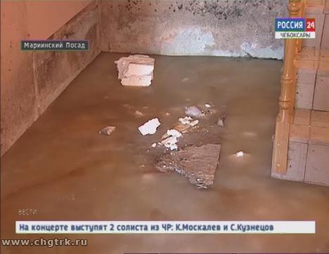 В Мариинском Посаде жители нового дома вязнут в канализационных стоках В Мариинском Посаде жители нового дома вязнут в канализационных стоках
