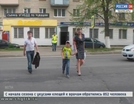 Сотрудники Госавтоинспекции призывают пешеходов быть предельно внимательными на дороге Сотрудники Госавтоинспекции призывают пешеходов быть предельно внимательными на дороге