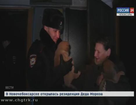 В Чебоксарах полицейские вытащили из огня мужчину и двоих щенков В Чебоксарах полицейские вытащили из огня мужчину и двоих щенков