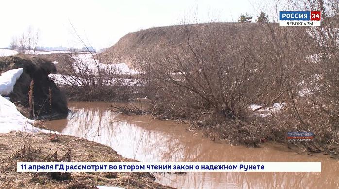 На грани экологической катастрофы: малые реки Чебоксар загрязняются вредными веществами от свалки снега и мусора с дорог На грани экологической катастрофы: малые реки Чебоксар загрязняются вредными веществами от свалки снега и мусора с дорог