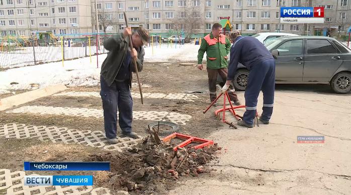 Во дворах Чебоксар демонтируют самовольно установленные блокираторы и цепи Во дворах Чебоксар демонтируют самовольно установленные блокираторы и цепи
