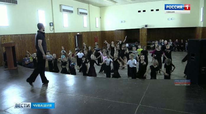 Спортсмены-бальники со всей страны оттачивают танцевальное мастерство в «Лесной сказке» Спортсмены-бальники со всей страны оттачивают танцевальное мастерство в «Лесной сказке»