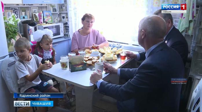 Районные чиновники и депутат Госдумы Николай Малов привезли подарки многодетной семье из Ядринского района Районные чиновники и депутат Госдумы Николай Малов привезли подарки многодетной семье из Ядринского района