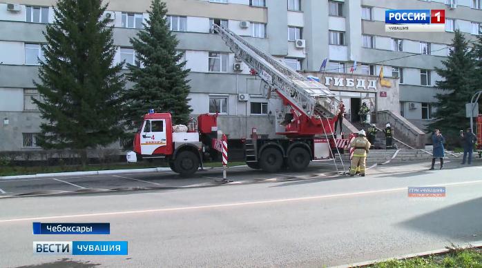 Сотрудники МЧС отработали навыки тушения пожара в здании ГИБДД в Чебоксарах Сотрудники МЧС отработали навыки тушения пожара в здании ГИБДД в Чебоксарах
