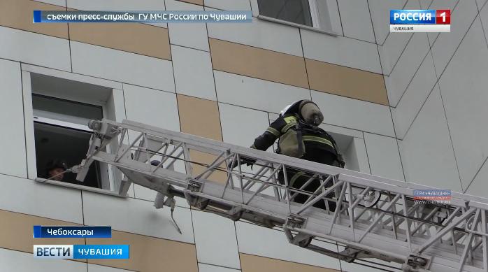 В центре Чебоксар прошли учения МЧС В центре Чебоксар прошли учения МЧС