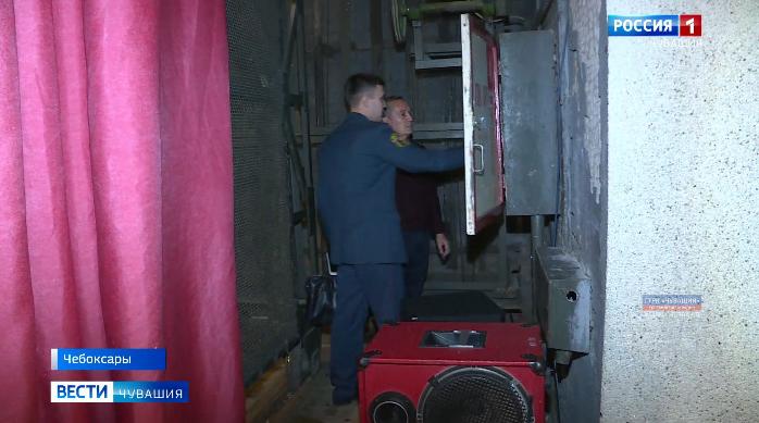Сотрудники МЧС проверяют площадки, на которых пройдут новогодние торжества Сотрудники МЧС проверяют площадки, на которых пройдут новогодние торжества