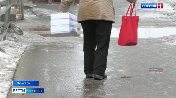 Сегодня улицы и тротуары Чебоксар покрылись сплошной коркой льда Сегодня улицы и тротуары Чебоксар покрылись сплошной коркой льда