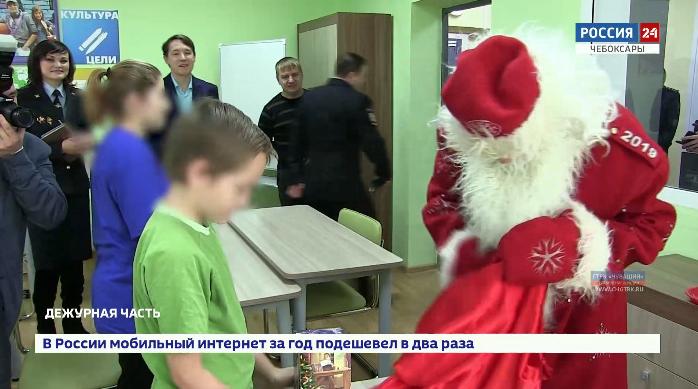 Полицейский Дед Мороз побывал в гостях у ребят в центре содержания несовершеннолетних правонарушителей Полицейский Дед Мороз побывал в гостях у ребят в центре содержания несовершеннолетних правонарушителей
