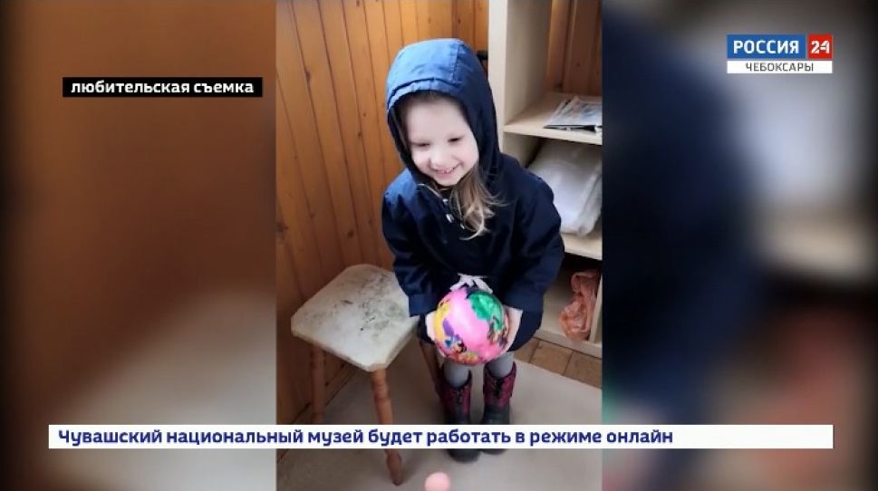 Чебоксарцы начали "выгуливать" детей на балконах Чебоксарцы начали "выгуливать" детей на балконах