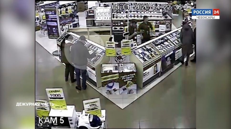 Полицейские арестовали вора, обокравшего магазины электроники в Чебоксарах Полицейские арестовали вора, обокравшего магазины электроники в Чебоксарах