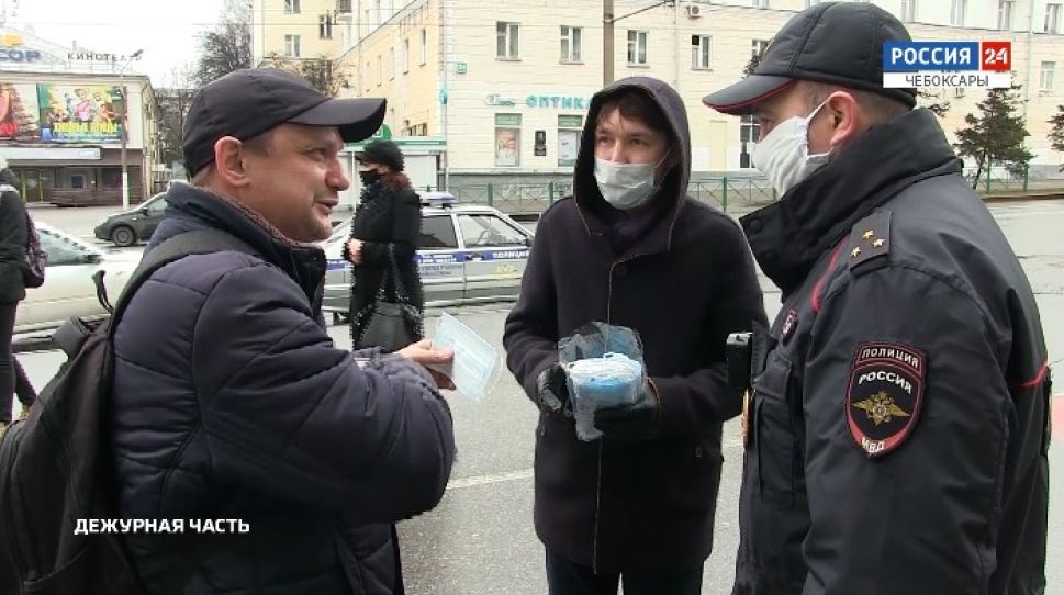 В Чебоксарах представители МВД по Чувашии раздали горожанам одноразовые маски В Чебоксарах представители МВД по Чувашии раздали горожанам одноразовые маски