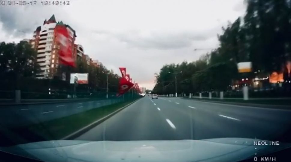 В Чебоксарах юбилейный флагшток разнес лобовое стекло движущемуся авто В Чебоксарах юбилейный флагшток разнес лобовое стекло движущемуся авто