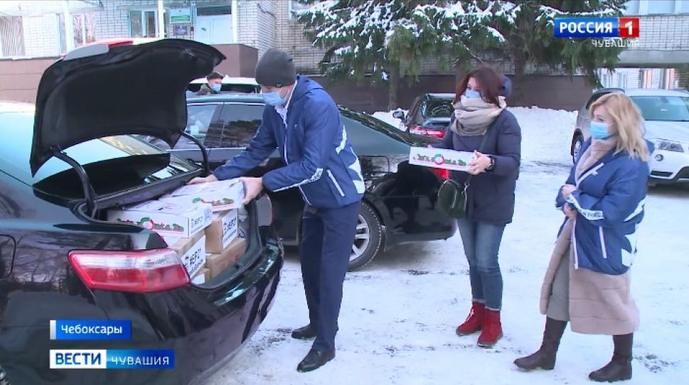 Борющиеся с коронавирусом медики Чувашии получают продуктовые наборы
Борющиеся с коронавирусом медики Чувашии получают продуктовые наборы