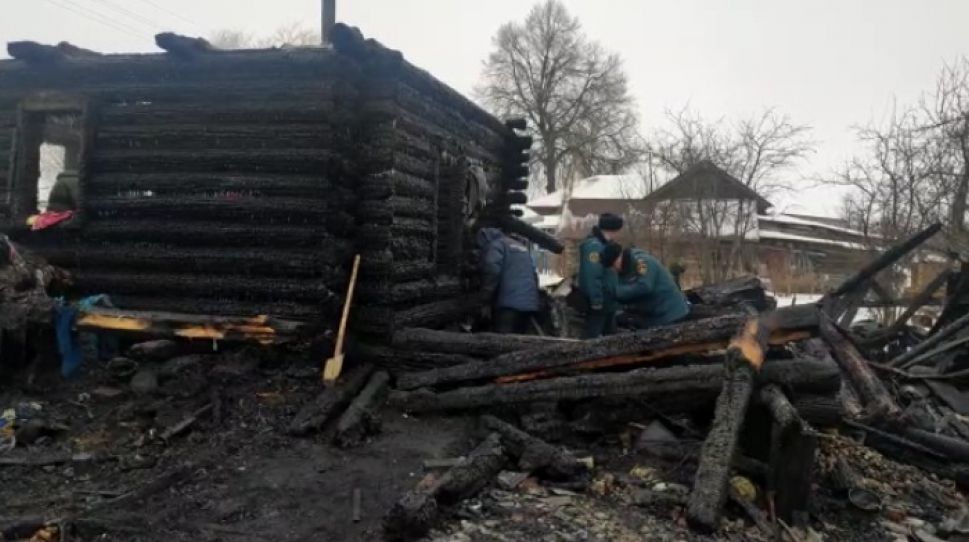 В Урмарском районе на месте гибели людей в пожаре работают Следственный комитет и МЧС
В Урмарском районе на месте гибели людей в пожаре работают Следственный комитет и МЧС