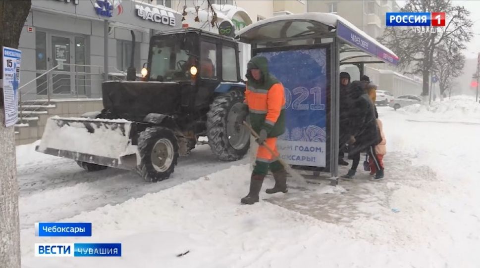 Полторы тысячи рабочих устраняли последствия снегопада в Чебоксарах Полторы тысячи рабочих устраняли последствия снегопада в Чебоксарах
