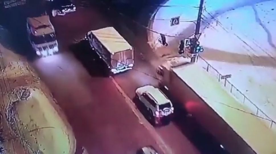 В Чебоксарах мужчину переехала фура В Чебоксарах мужчину переехала фура