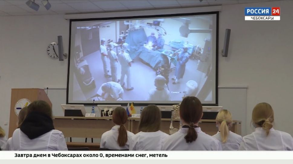 В Чебоксарах ученики медицинского класса школы №31 проходят практику в настоящей операционной В Чебоксарах ученики медицинского класса школы №31 проходят практику в настоящей операционной