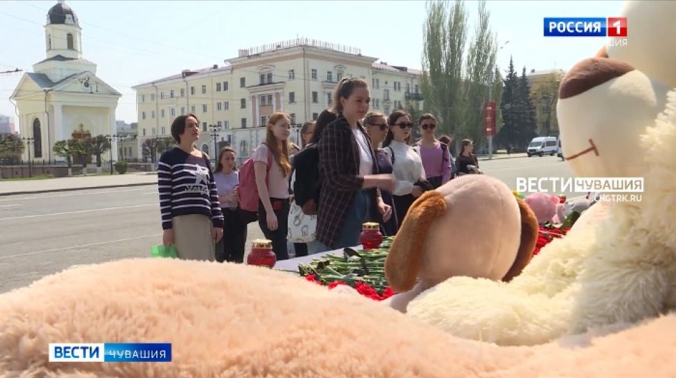 В Чебоксарах организован мемориал в память о погибших в школе Казани В Чебоксарах организован мемориал в память о погибших в школе Казани