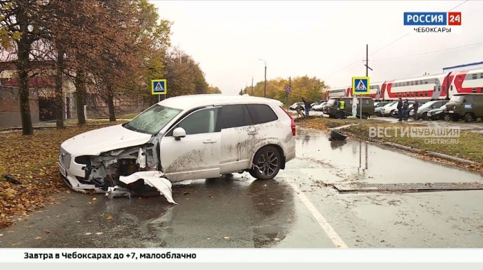 В Чебоксарах иномарка выскочила на встречную полосу и врезалась в столб В Чебоксарах иномарка выскочила на встречную полосу и врезалась в столб