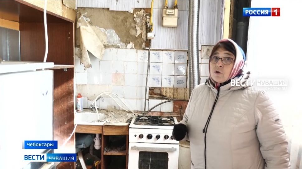 Жители чебоксарского дома, рассыпающегося в труху, боятся обвала и крыс Жители чебоксарского дома, рассыпающегося в труху, боятся обвала и крыс