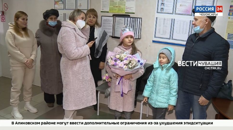 В Чувашии молодая мама, переболевшая COVID-19, впервые за 1,5 месяца увидела новорожденного сына В Чувашии молодая мама, переболевшая COVID-19, впервые за 1,5 месяца увидела новорожденного сына