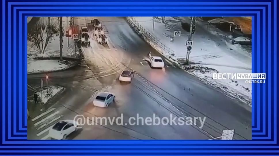 В Чебоксарах иномарка сбила женщину на пешеходном переходе В Чебоксарах иномарка сбила женщину на пешеходном переходе
