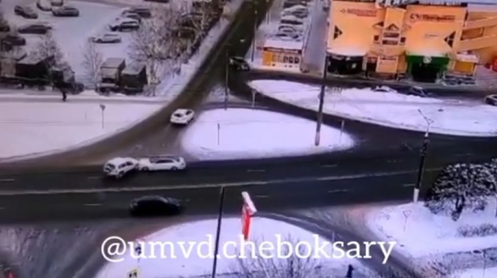 В Чебоксарах водитель "Нивы" устроил ДТП с пострадавшими В Чебоксарах водитель "Нивы" устроил ДТП с пострадавшими