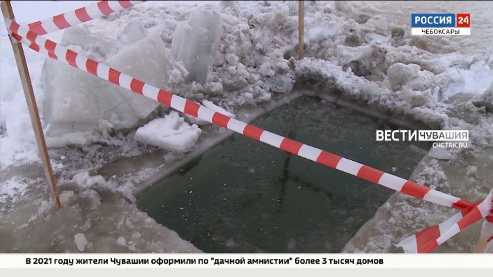 Для задыхающейся подо льдом рыбы в Чебоксарском заливе прорубили майны Для задыхающейся подо льдом рыбы в Чебоксарском заливе прорубили майны