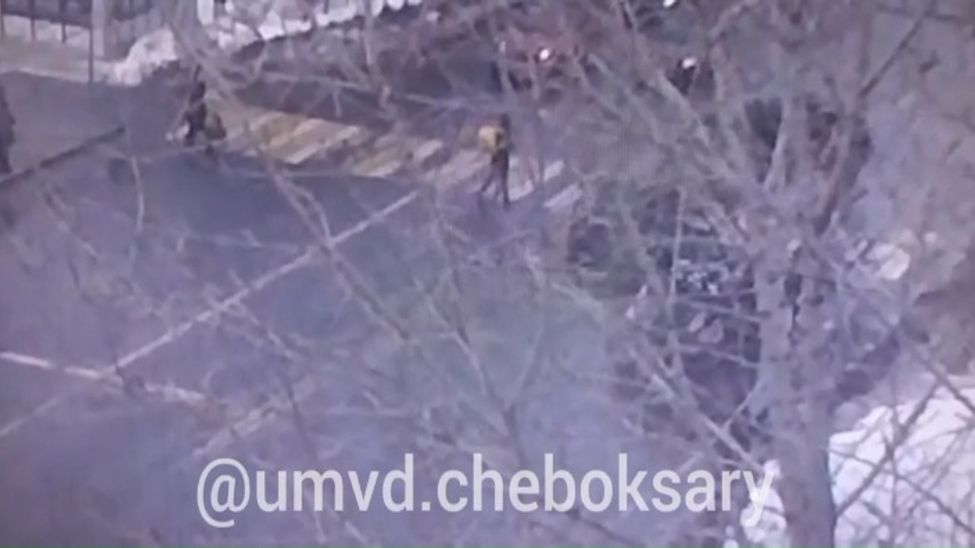В Чебоксарах курьер так торопился доставить еду, что попал под колеса В Чебоксарах курьер так торопился доставить еду, что попал под колеса