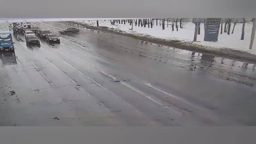 В Чебоксарах водитель не справился с управлением и столкнулся с грузовиком В Чебоксарах водитель не справился с управлением и столкнулся с грузовиком