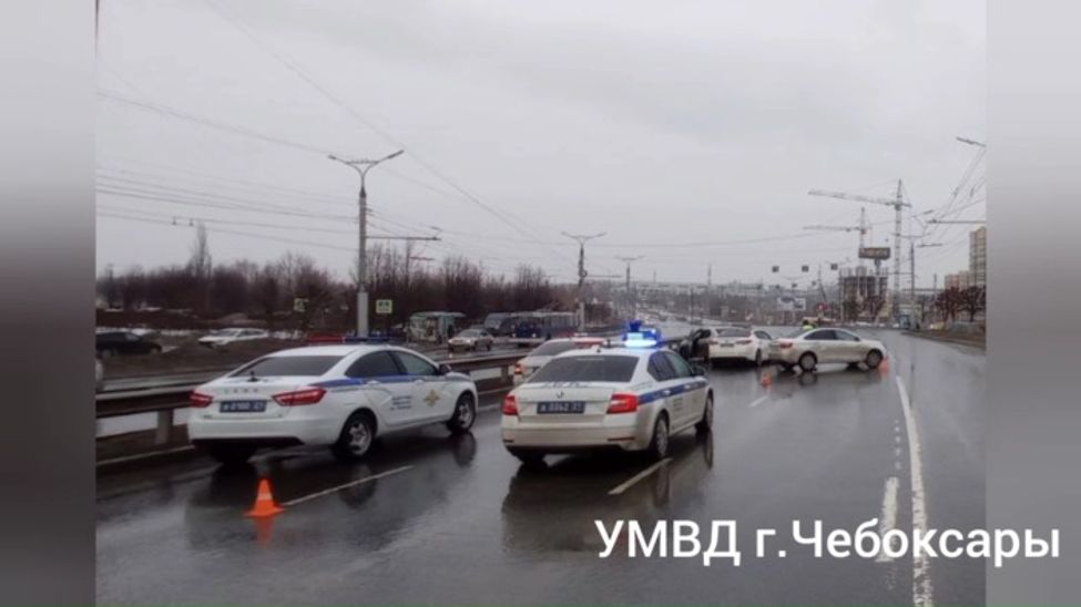 В Чебоксарах столкнулись 5 автомобилей, пострадал виновник ДТП В Чебоксарах столкнулись 5 автомобилей, пострадал виновник ДТП