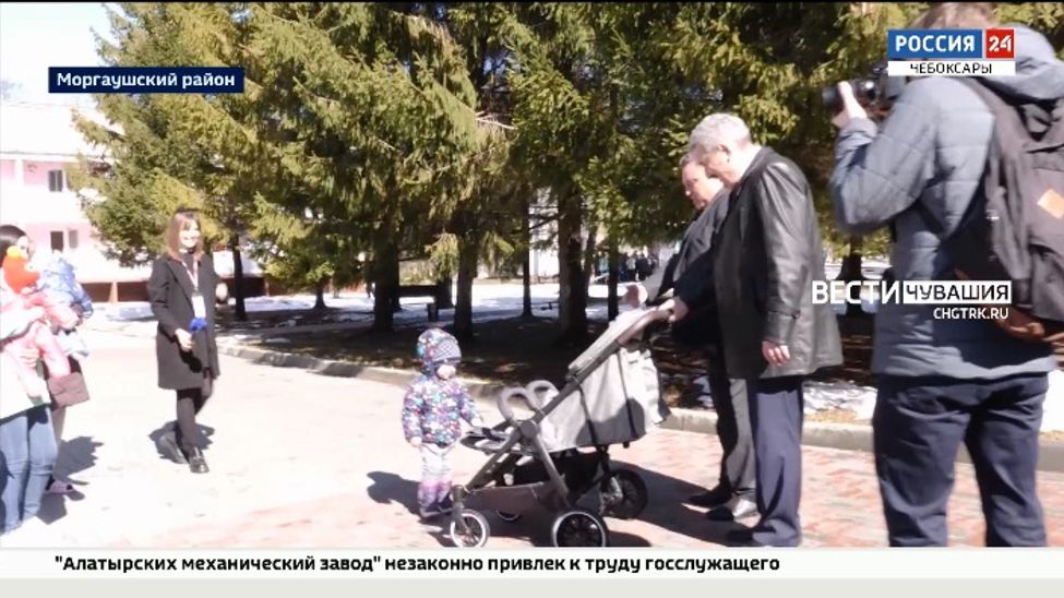 В Чувашии многодетной матери из ДНР подарили двухместную коляску В Чувашии многодетной матери из ДНР подарили двухместную коляску