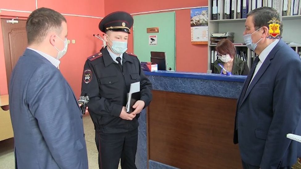 В Чувашии общественники посетили экзаменационный отдел ГИБДД В Чувашии общественники посетили экзаменационный отдел ГИБДД