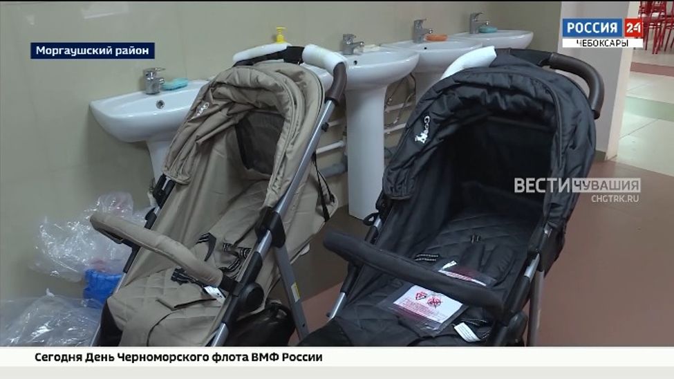 В Чувашии беженцам из ДНР и ЛНР подарили коляски В Чувашии беженцам из ДНР и ЛНР подарили коляски