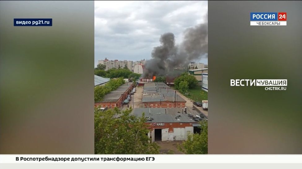 Днем в Чебоксарах произошло сразу два пожара. Горели деревянные дома Днем в Чебоксарах произошло сразу два пожара. Горели деревянные дома