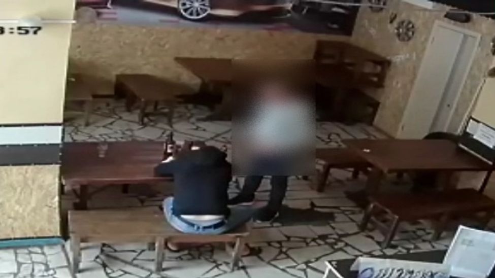Чебоксарец украл у спящего мужчины телефон и попался на камеры видеонаблюдения Чебоксарец украл у спящего мужчины телефон и попался на камеры видеонаблюдения