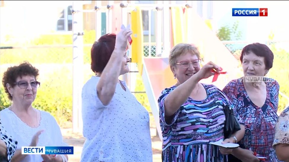 В Шумерле переселенцам из ветхого дома вручили ключи от новых квартир В Шумерле переселенцам из ветхого дома вручили ключи от новых квартир