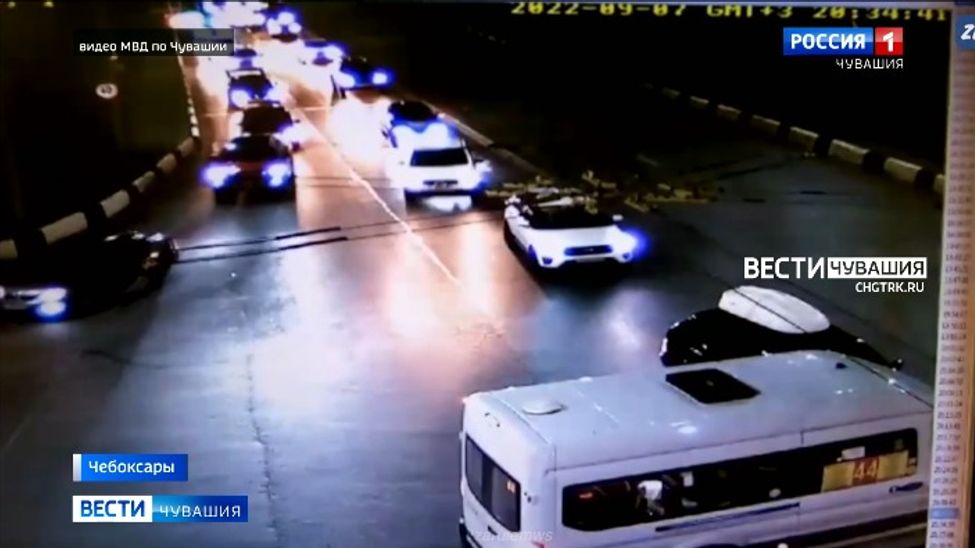 В Чебоксарах маршрутчик пролетел на "красный" и устроил ДТП с пострадавшими В Чебоксарах маршрутчик пролетел на "красный" и устроил ДТП с пострадавшими