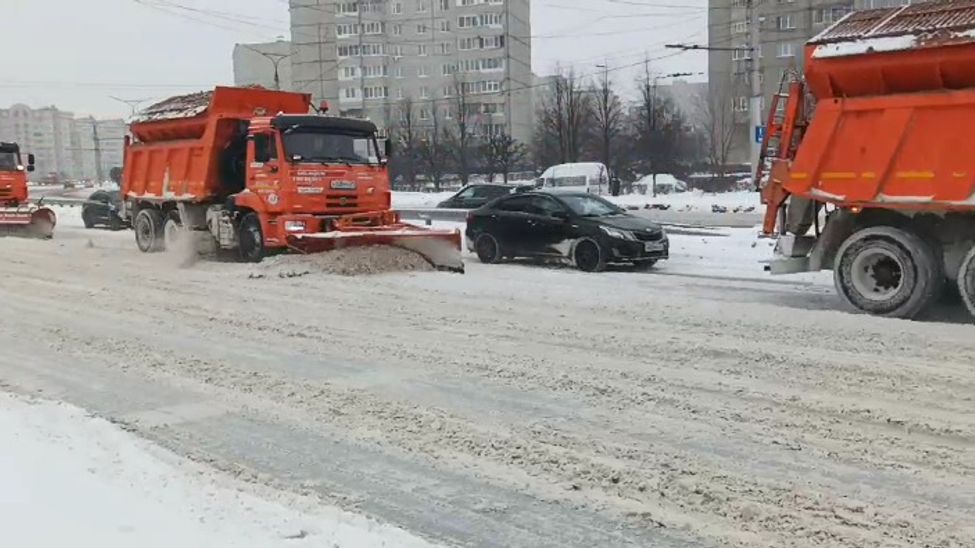 С последствиями снегопада в Чебоксарах борются 92 единицы спецтехники С последствиями снегопада в Чебоксарах борются 92 единицы спецтехники