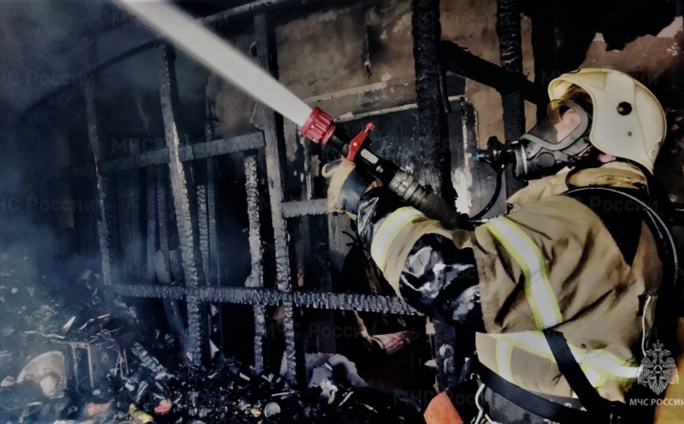 Спасатели эвакуировали 11 человек во время пожара в новочебоксарском многоквартирном доме 
