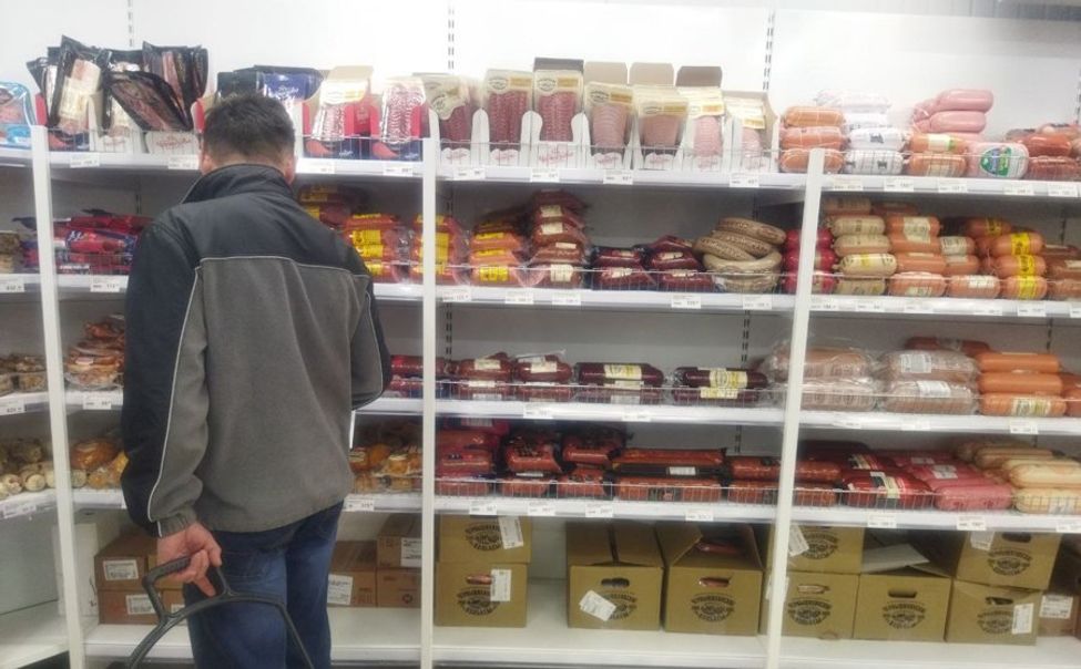 В чебоксарских магазинах за неделю снизились цены на колбасу, консервы и рыбу