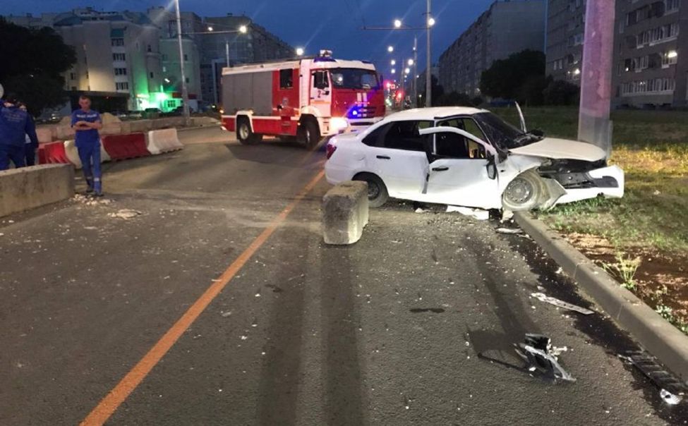 В Чебоксарах 19-летний водитель "Гранты" влетел в бетонное ограждение на Гражданской улице В Чебоксарах 19-летний водитель "Гранты" влетел в бетонное ограждение на Гражданской улице