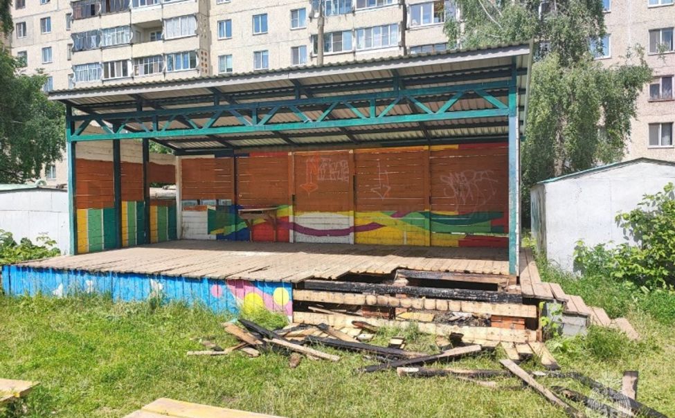 В Чебоксарах загорелась сцена на детской площадке 
