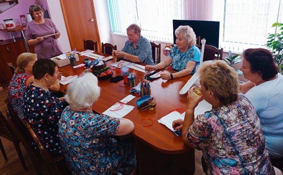 Чебоксарские пенсионеры освоили секреты изготовления кукол-оберегов