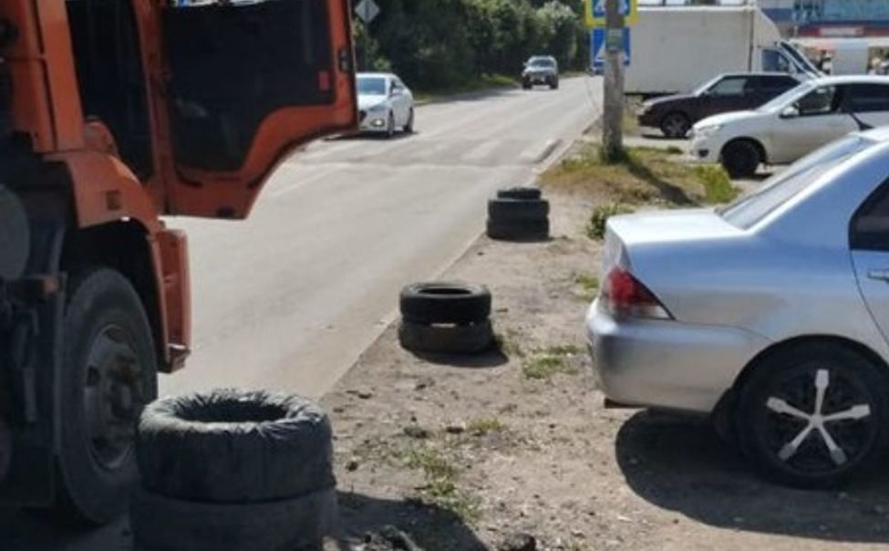 С чебоксарских парковок КАМАЗами вывозят самовольно установленные шины-блокираторы