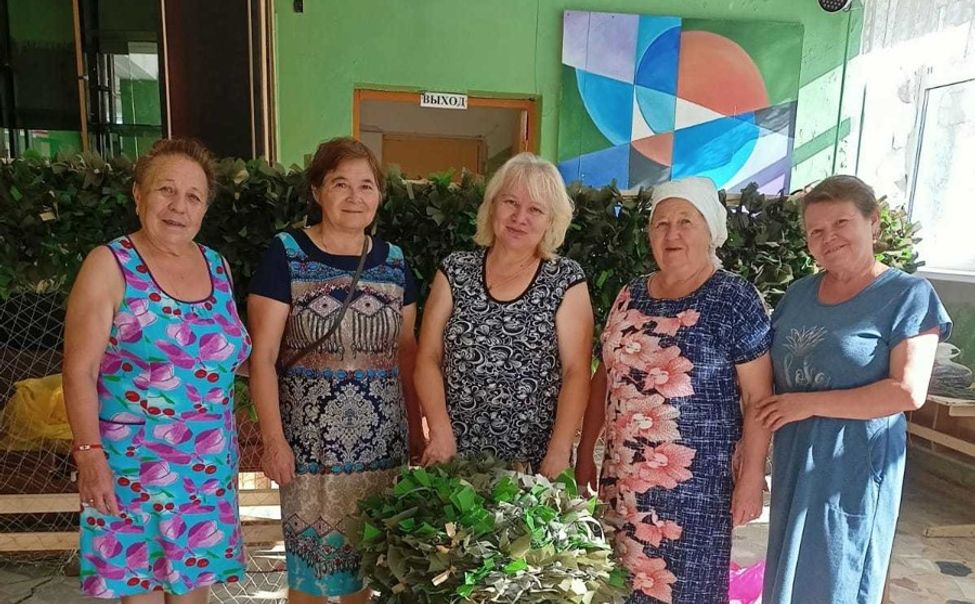 Чебоксарские пенсионерки плетут маскировочные сети