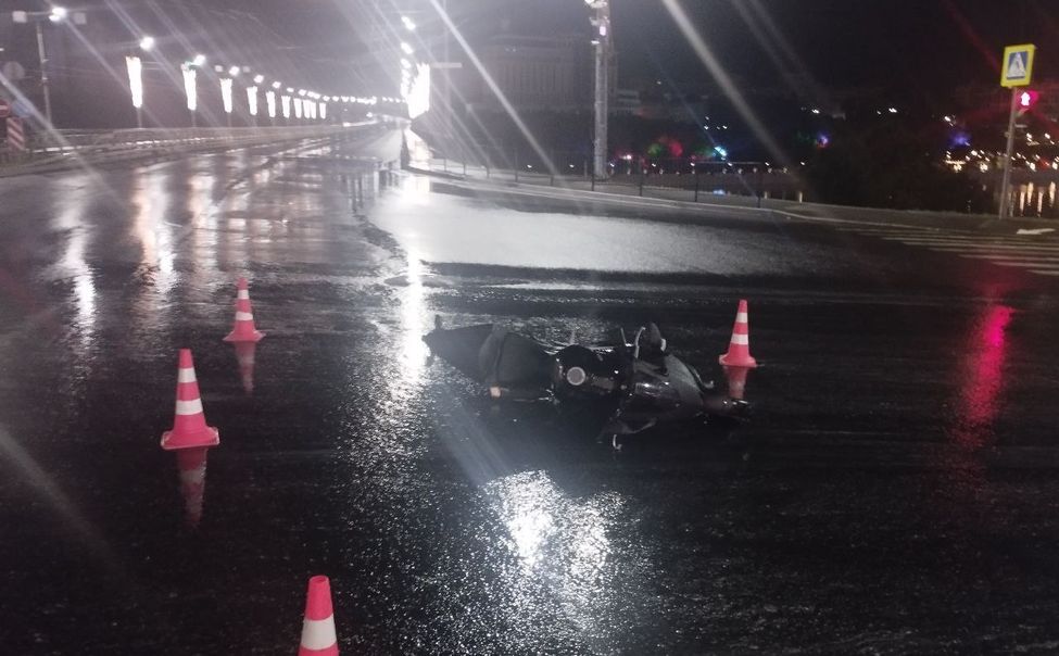 В Чебоксарах пьяный мотоциклист опрокинулся на мокрой после дождя дороге 