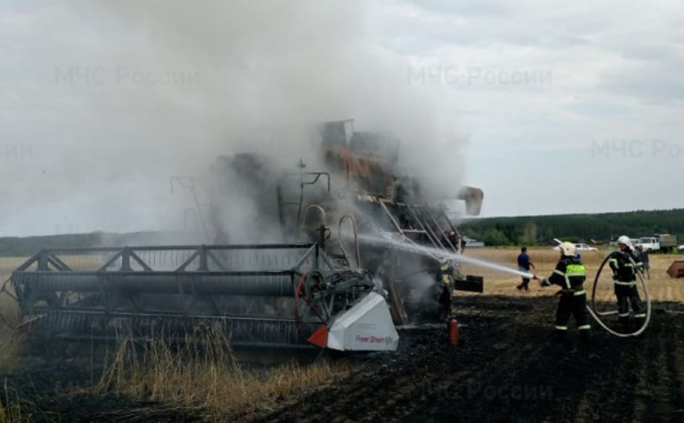 В поле у деревни Шоркасы Ибресинского округа загорелся комбайн