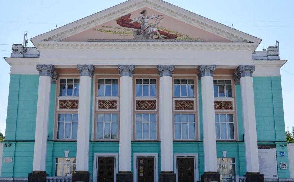 Русский драмтеатр открыл 101-ый театральный сезон премьерным спектаклем «Тектоника чувств»